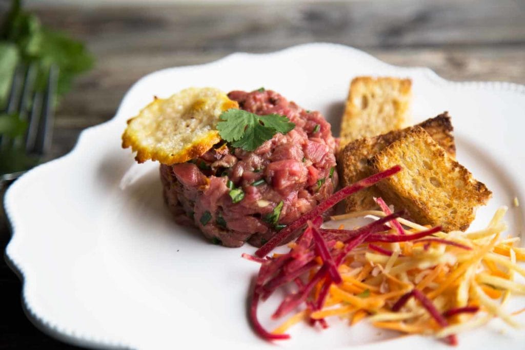Tartare de boeuf et ses croustilles de parmesan