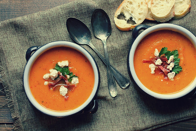 Potage à la courge grillée et au prosciutto croustillant - Cinq Fourchettes