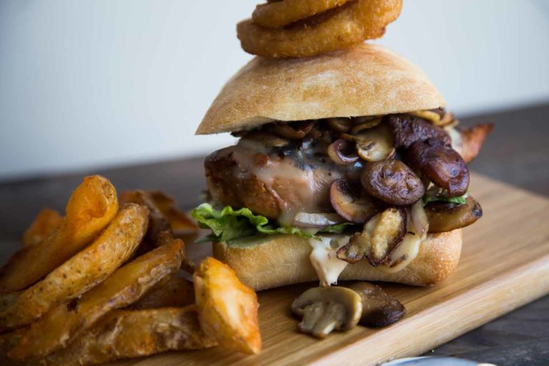 Le MEILLEUR Burger au poulet EVER ! Cinq Fourchettes marinade whiskey poulet poitrine Exceldor hamburger frites champignons monterey jack
