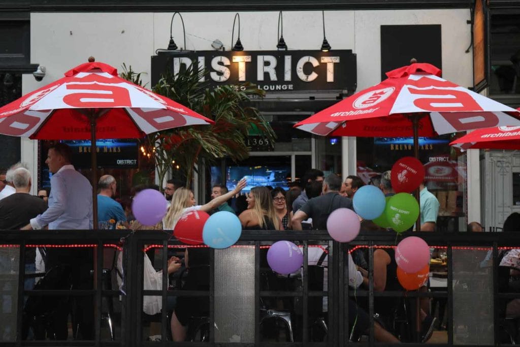 Une célébration du tonnerre pour District Video Lounge Cinq Fourchettes