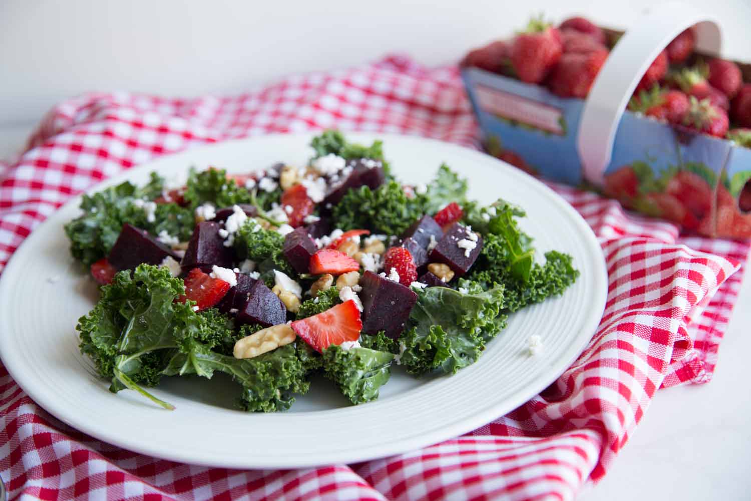 Salade de kale, fraises, betteraves et feta Cinq Fourchettes