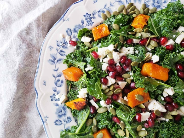 Salade de kale à la courge, à la grenade et aux graines de citrouille Cinq Fourchettes