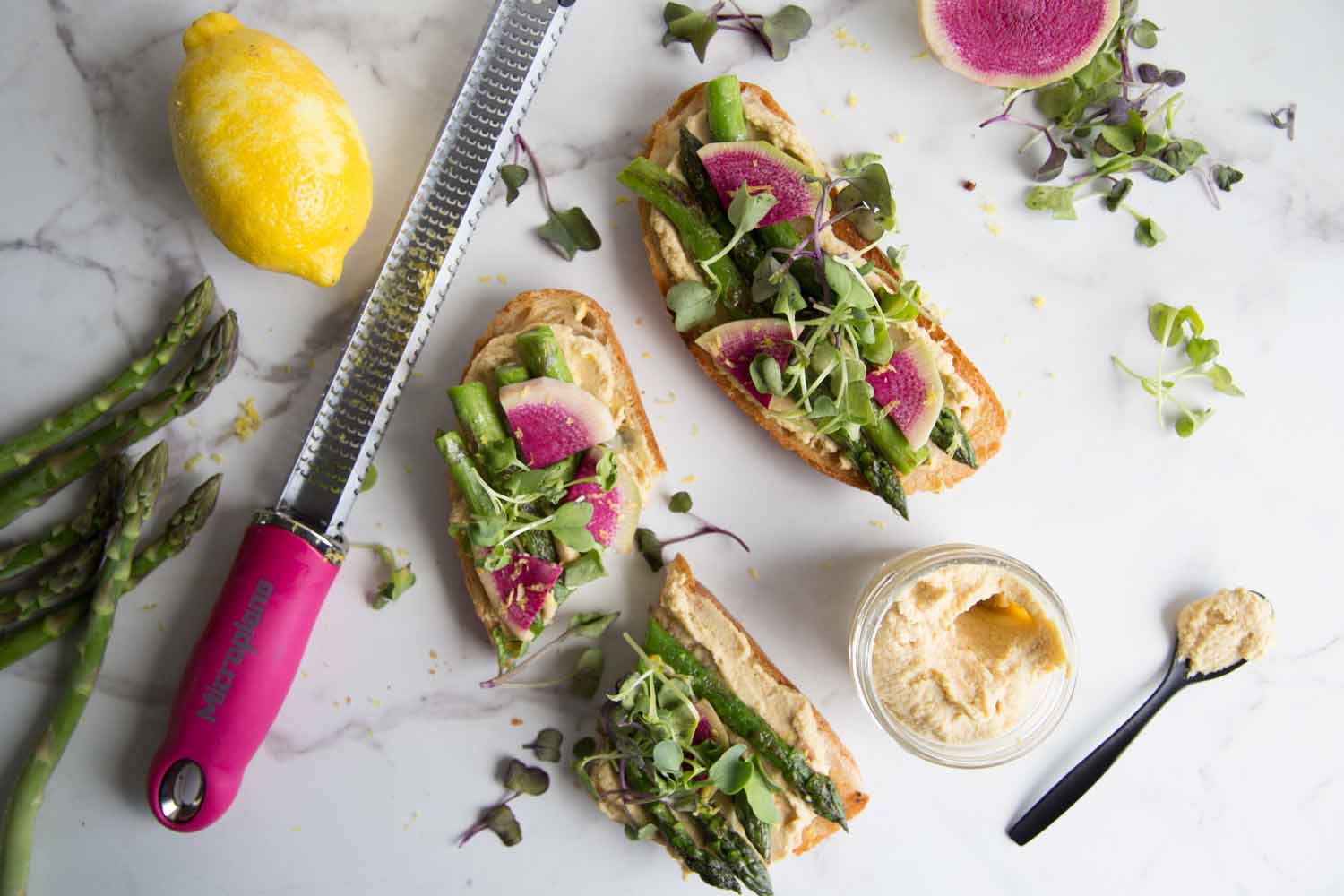 Tartines d'houmous, asperges, radis et citron Cinq Fourchettes