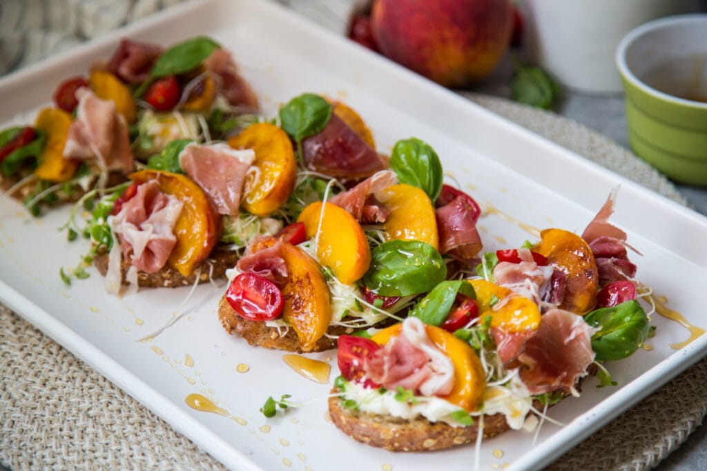 tartines pêches burrata miel basilic prosciutto tomates toast peach basil tomato cheese recette recipe Cinq Fourchettes