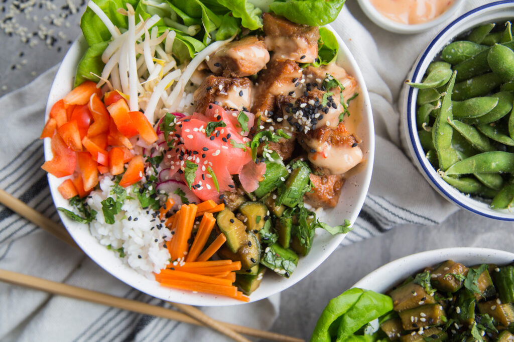 Bol de saumon sauce bang bang concombres marinés recette recipe salmon bowl Cinq Fourchettes