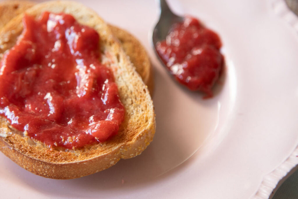 confiture de fraises et rhubarbe recette cinq fourchettes petits fruits recipe strawberry rhubarb jam