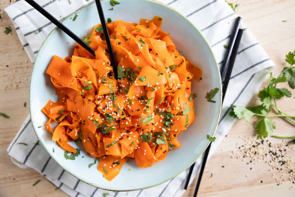 salade de ruban de carrote à l'asiatique bol repas facile légumes recette Cinq Fourchettes